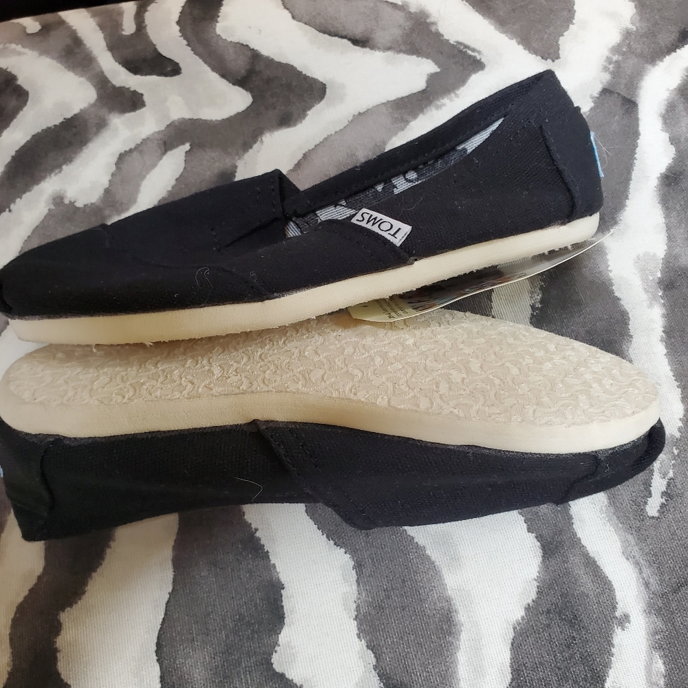 (SOLD) TOMS Animal Print Canvas Slip ons - Picture 10 of 15